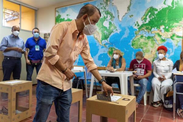 Elecciones en RD: votantes con mascarilla y sin miedo al covid-19