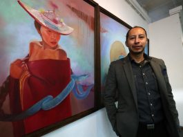 El artista boliviano Julio César Escobar, posa durante su exposición trenzas infinitas el 23 de junio de 2022,
