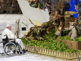 El Papa: El belén recuerda una Navidad distinta a la consumista y comercia