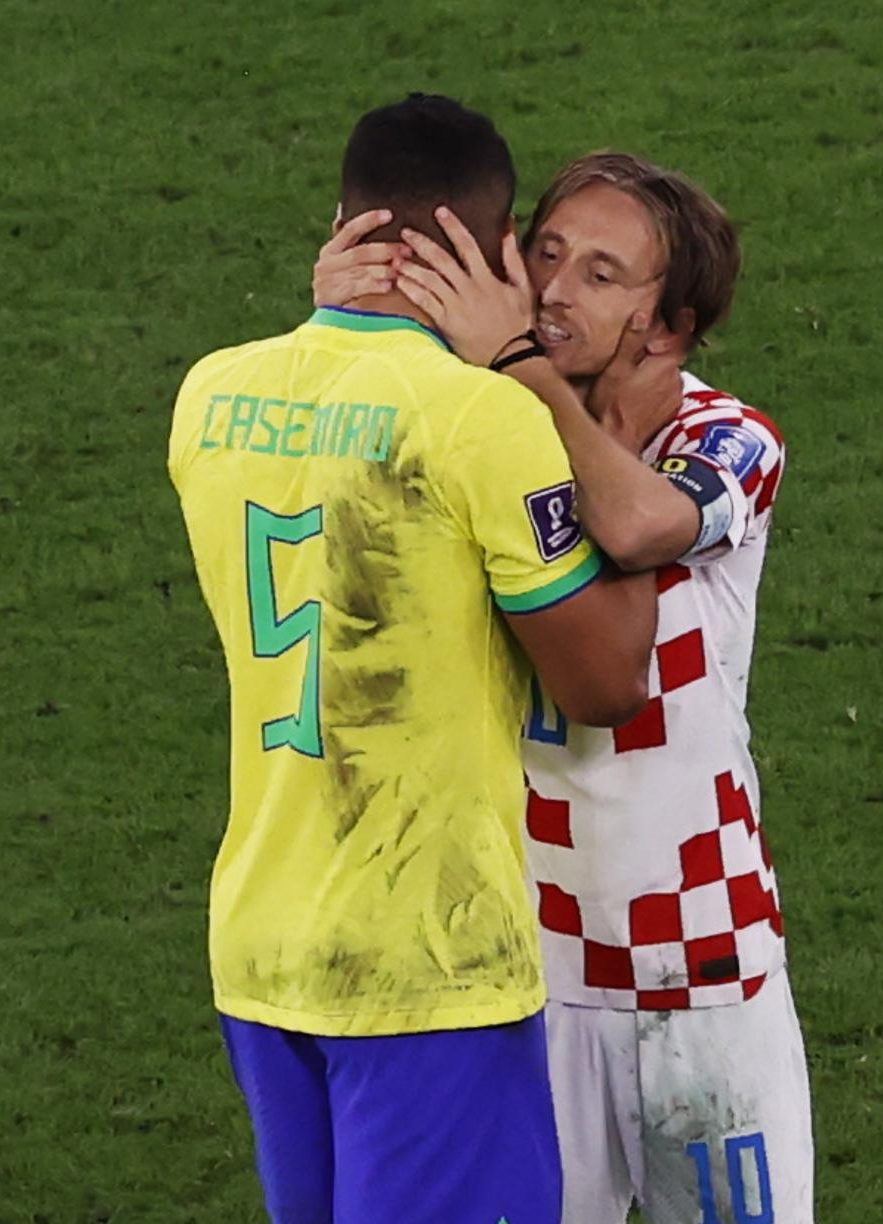 Luka Modric (i) y Rodrygo Goes durante el partido Croacia-Brasil de este viernes. EFE/EPA/Georgi Licovski