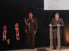 Ante inminente destitución, presidente de Perú llama a la unidad