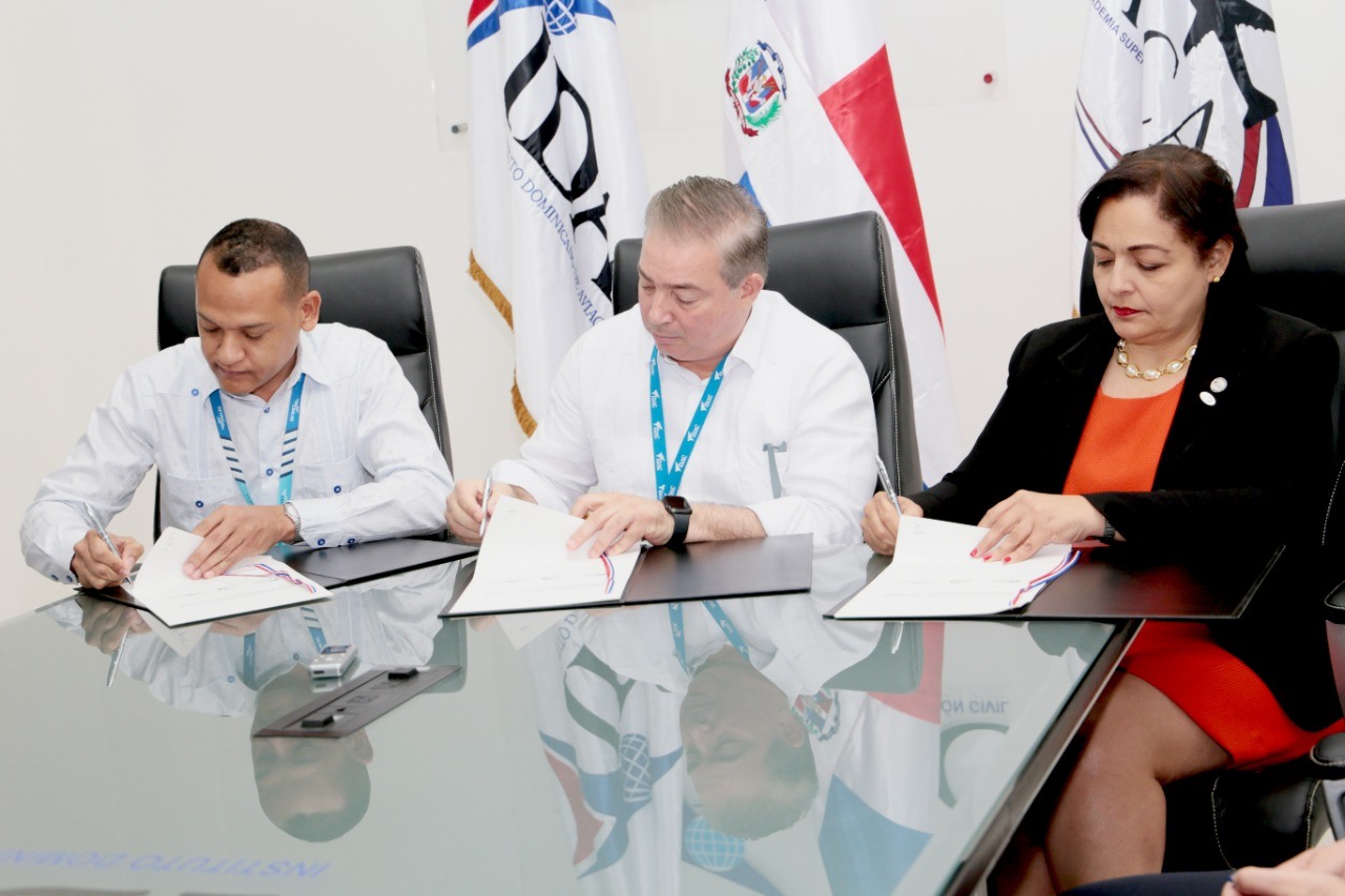 DAC y ENALAS formalizan acuerdo de capacitación para afianzar seguridad operacional en sector aeronáutico