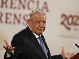 Opositores a López Obrador insisten en exigir su renuncia en la capital mexicana