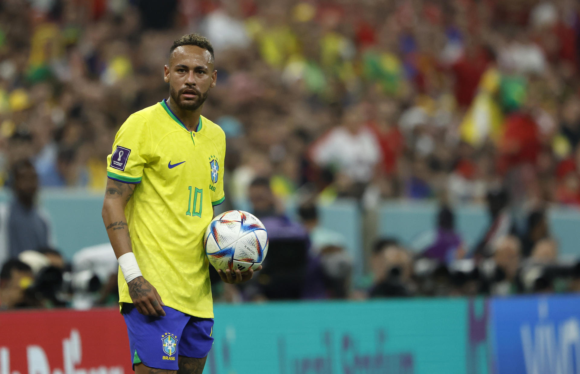 Recuperan un balón autografiado por Neymar robado en el ataque golpista en Brasil