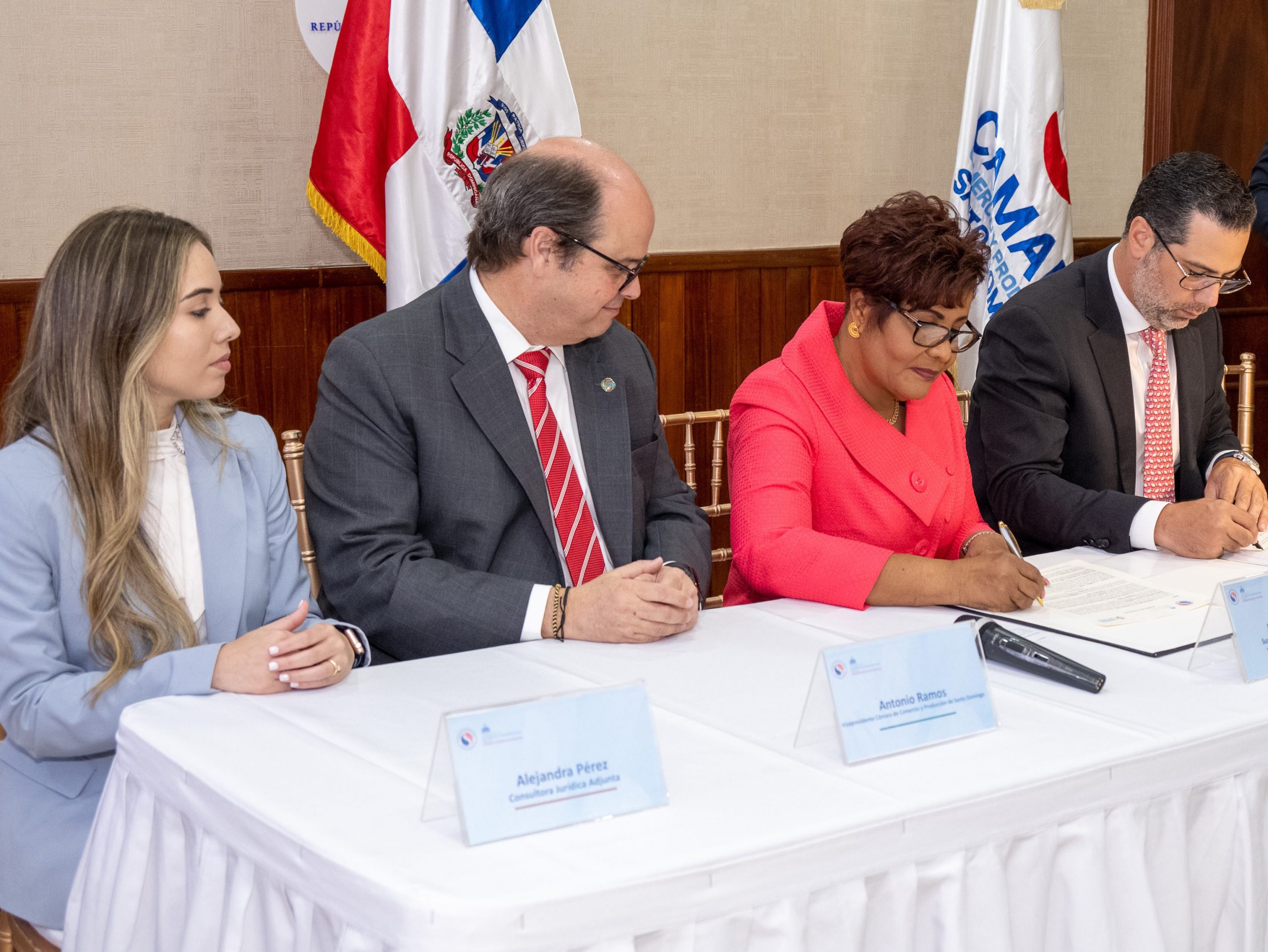Superintendencia de Seguros y Cámara de Comercio de Santo Domingo firman acuerdo de colaboración