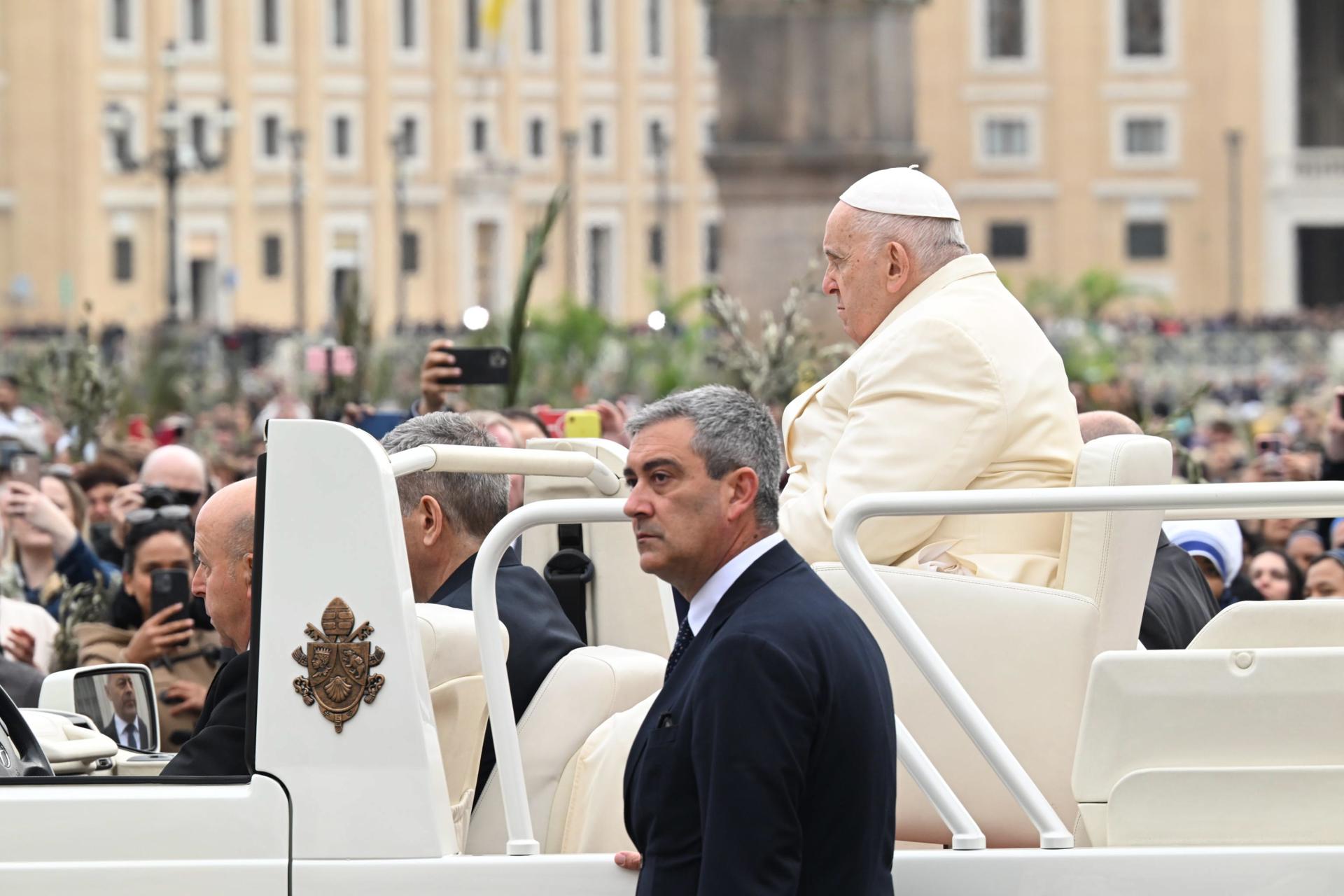 El papa preside el Domingo de Ramos tras su hospitalización