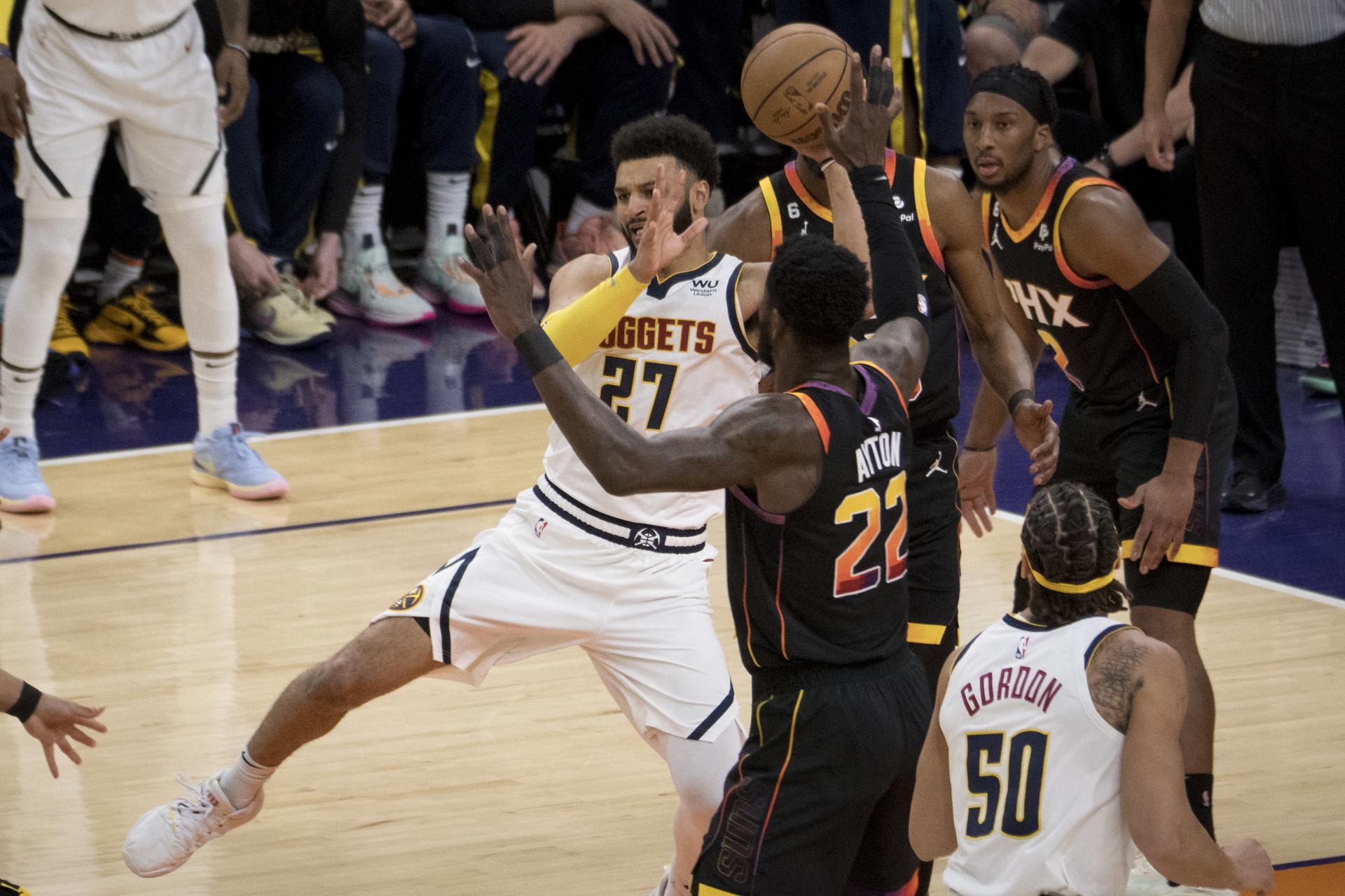 129-124: Los Nuggets desperdician 53 puntos de Jokic y los Suns empatan la serie
