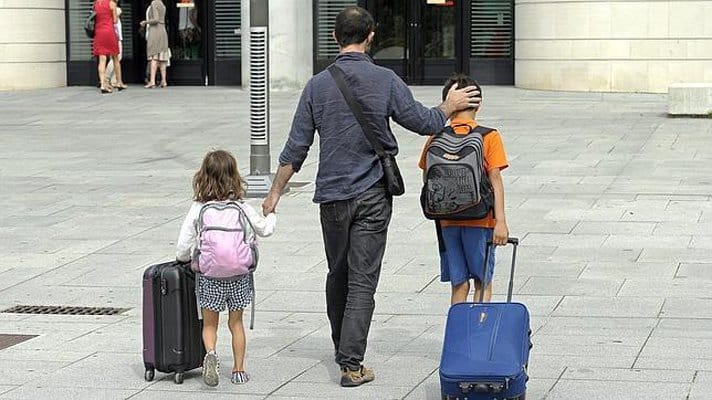 Migración exige que solo los padres realicen pago para salida de menores del país