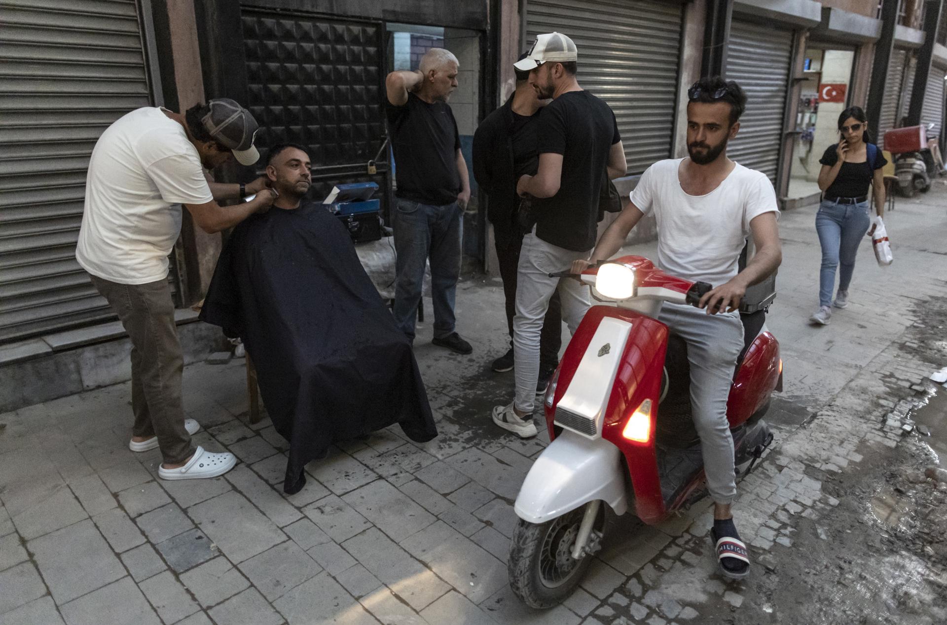 Ciudades afectadas por terremoto en Turquía luchan por recuperar la normalidad